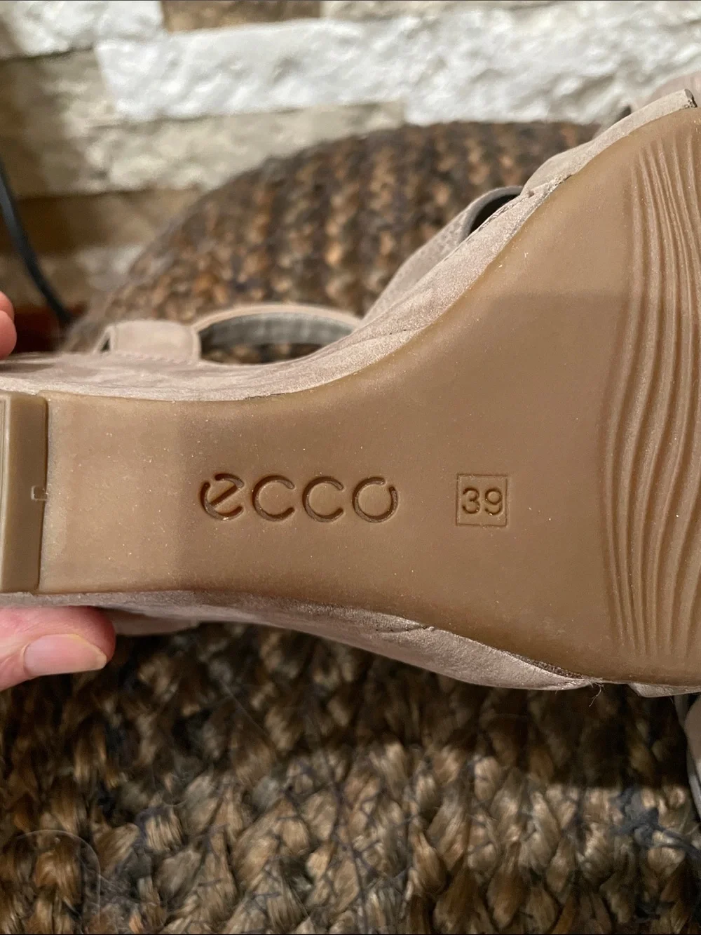 ECCO Rivas Taupe Wedge Sandals with T-Strap Sz 39 (US 8-81/2)
